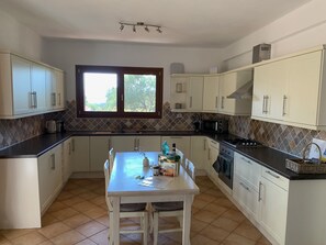 Fridge, microwave, oven, stovetop - Villa set in the beautiful countryside, 5 mins to fantastic beaches & Islands (Arzachena)