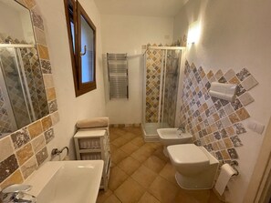 Dusche, Haartrockner, Bidet, Handtücher