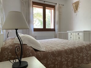 4 bedrooms, iron/ironing board, free WiFi, bed sheets - Villa set in the beautiful countryside, 5 mins to fantastic beaches & Islands (Arzachena)