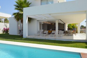 Outdoor pool, a heated pool