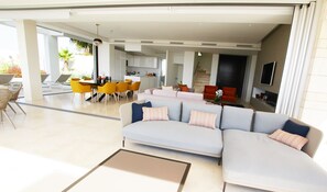 Smart TV, fireplace, stereo