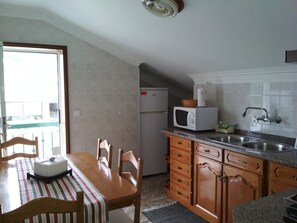 Réfrigérateur, four à micro-ondes, un four, surface de cuisson