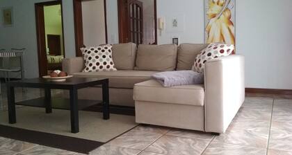 Valkoinen talo 95 metrin asunto uima-allas, terassi ja grilli.