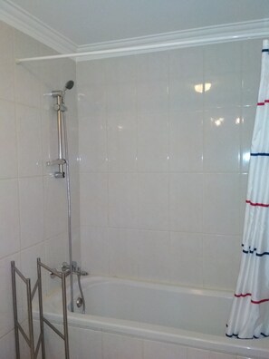 Duschwanne, Haartrockner, Bidet, Handtücher