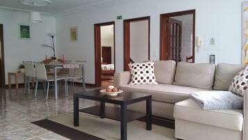 Una televisión, un reproductor estéreo