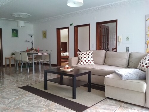 Valkoinen talo 95 metrin asunto uima-allas, terassi ja grilli.