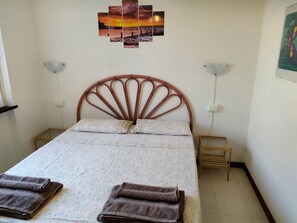 3 bedrooms, iron/ironing board, free WiFi, bed sheets - NOEMI APARTMENT "5 TERRE PARADISE": FREE WI FI, PRIVATE CAR PARK, FREE BIKES (Levanto)