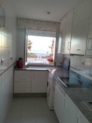 Fridge, microwave, stovetop, dishwasher - APARTMENT CONIL DE LA FRONTERA, GARAGE, WIFI, PROMENADE 5 PERSO (Conil de la Frontera)