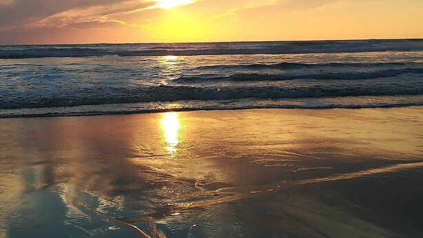A beach with waves and a sunset. - APARTMENT CONIL DE LA FRONTERA, GARAGE, WIFI, PROMENADE 5 PERSO (Conil de la Frontera)