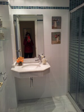 Een douche, een haardroger, handdoeken