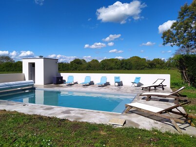 Family home 10/12 people heated pool, 5 bedrooms, pets welcome.