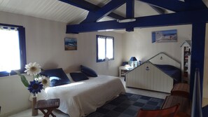 6 bedrooms, desk, iron/ironing board, travel cot - Family home 10/12 people heated pool, 5 bedrooms, pets welcome. (Pornic)