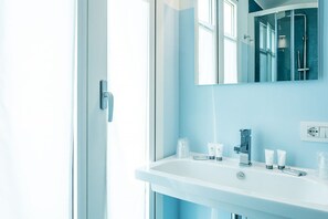 Shower, free toiletries, hair dryer, bidet - S is - Villa Charme&Design (Pittulongu)