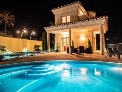 Luxuryvilla with pool and jacuzzi,BBQ and seaviews