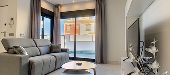 Prive zwembad villa, gratis wifi, bubbelbad, dakterras
