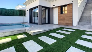 A modern house with a swimming pool, a wooden door, and a staircase. - Private pool villa, free wifi, hot tub, roof terrace (Roda)