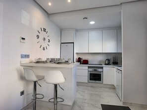 Jääkaappi, mikroaaltouuni, uuni, liesi