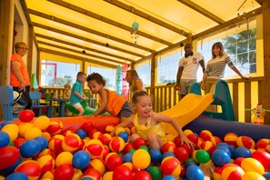 Children’s area - **** SPACIOUS MOBILE HOME 1/8 PERS LES CHARMETTES **** (Les Mathes)