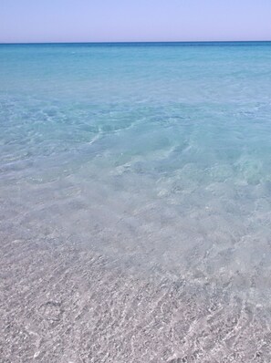 Clear turquoise water and a sandy beach. - Beautiful apartment near the sea, garden with barbecue and private parking space. (Tanaunella)