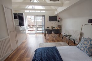 1 bedroom, iron/ironing board, Internet, bed sheets - Penthouse Apartment 2 minutes walk from Cathedral (Canterbury)