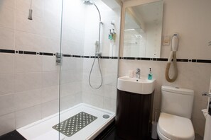Douche, sèche-cheveux, serviettes fournies