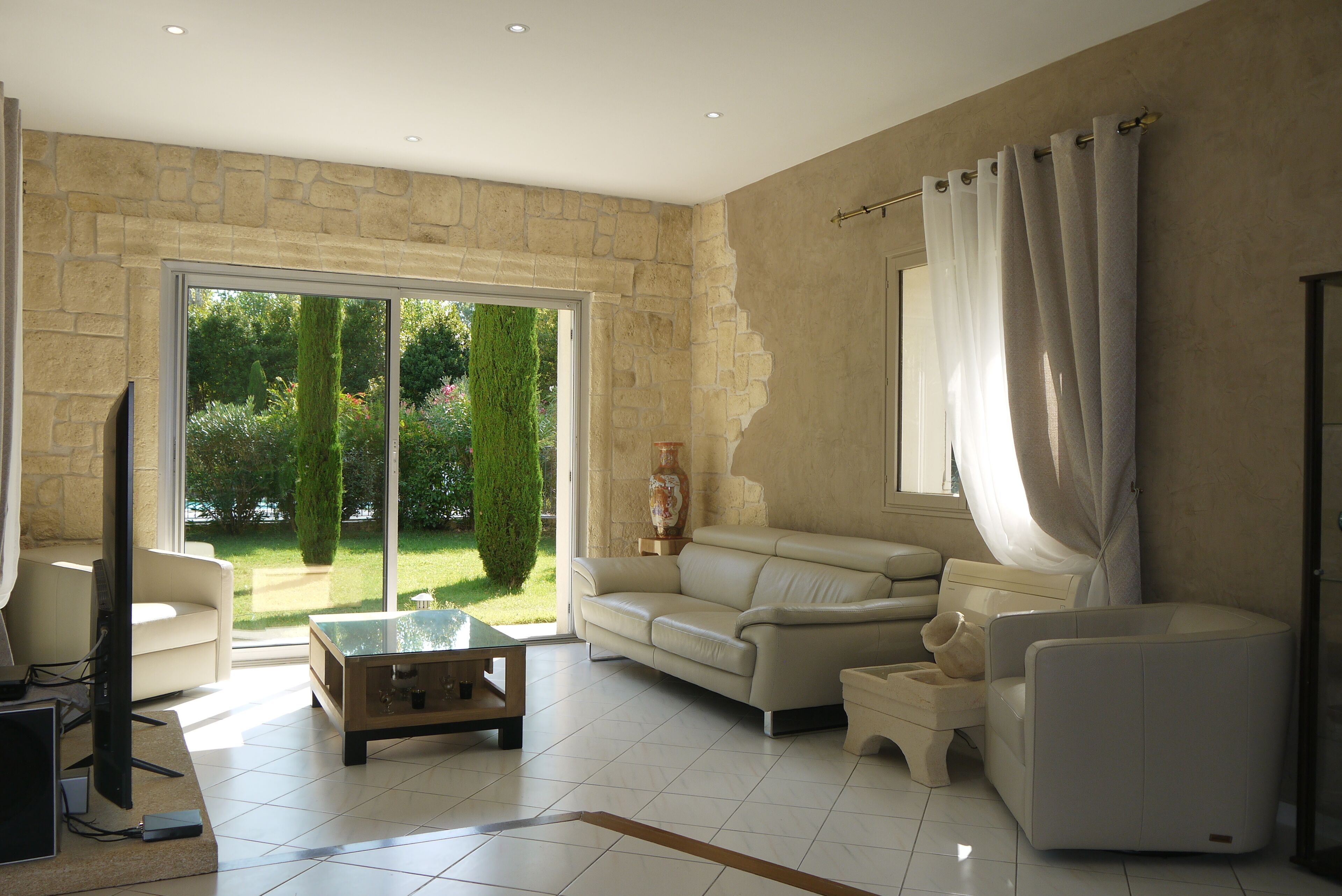 Una televisión, una chimenea, un reproductor de DVD, libros