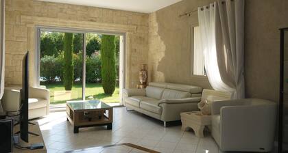 Maison avec jardin, quartier résidentiel, calme, tranquilité et confort.