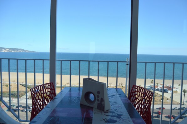 Outdoor dining - Two bedroom apartment with sea views (Empuriabrava)