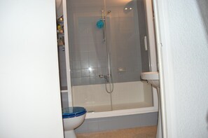 Bathroom - Two bedroom apartment with sea views (Empuriabrava)