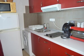 Een koelkast, een microgolfoven, een koffiezetapparaat/waterkoker