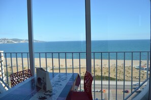 Outdoor dining - Two bedroom apartment with sea views (Empuriabrava)