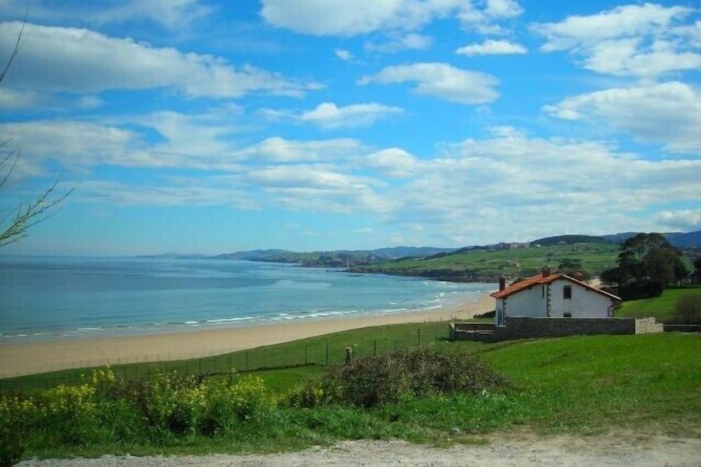 VILLA IN OYAMBRE BEACH