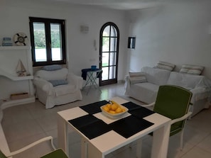 Televisión, chimenea, mesa de ping pong