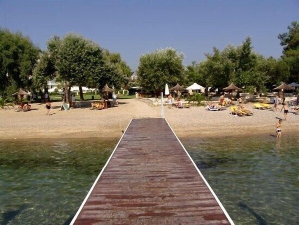 Playa en los alrededores y camastros 