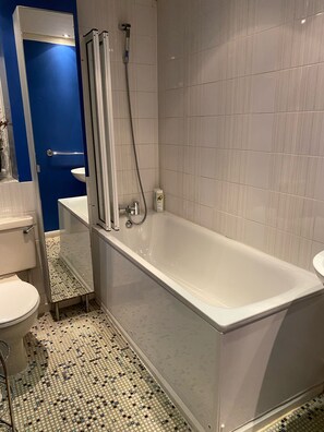 Combined shower/bathtub, hair dryer, towels