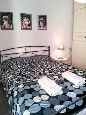 2 bedrooms, desk, iron/ironing board, free WiFi