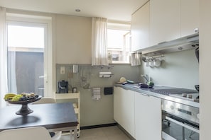 Een koelkast, een microgolfoven, een kookplaat, een vaatwasser