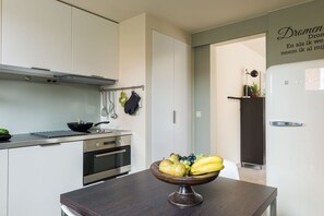 Een koelkast, een microgolfoven, een kookplaat, een vaatwasser