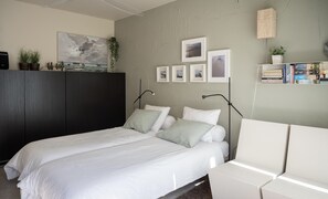 1 bedroom, desk, free WiFi, bed sheets - Design vacation studio, close to the sea with private garden, parking and bicycle storage (Oostende)