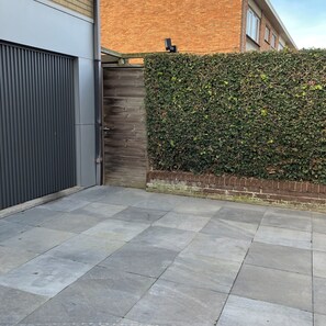 Property grounds - Design vacation studio, close to the sea with private garden, parking and bicycle storage (Oostende)