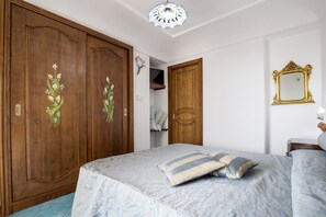 7 chambres, coffres-forts dans les chambres, bureau