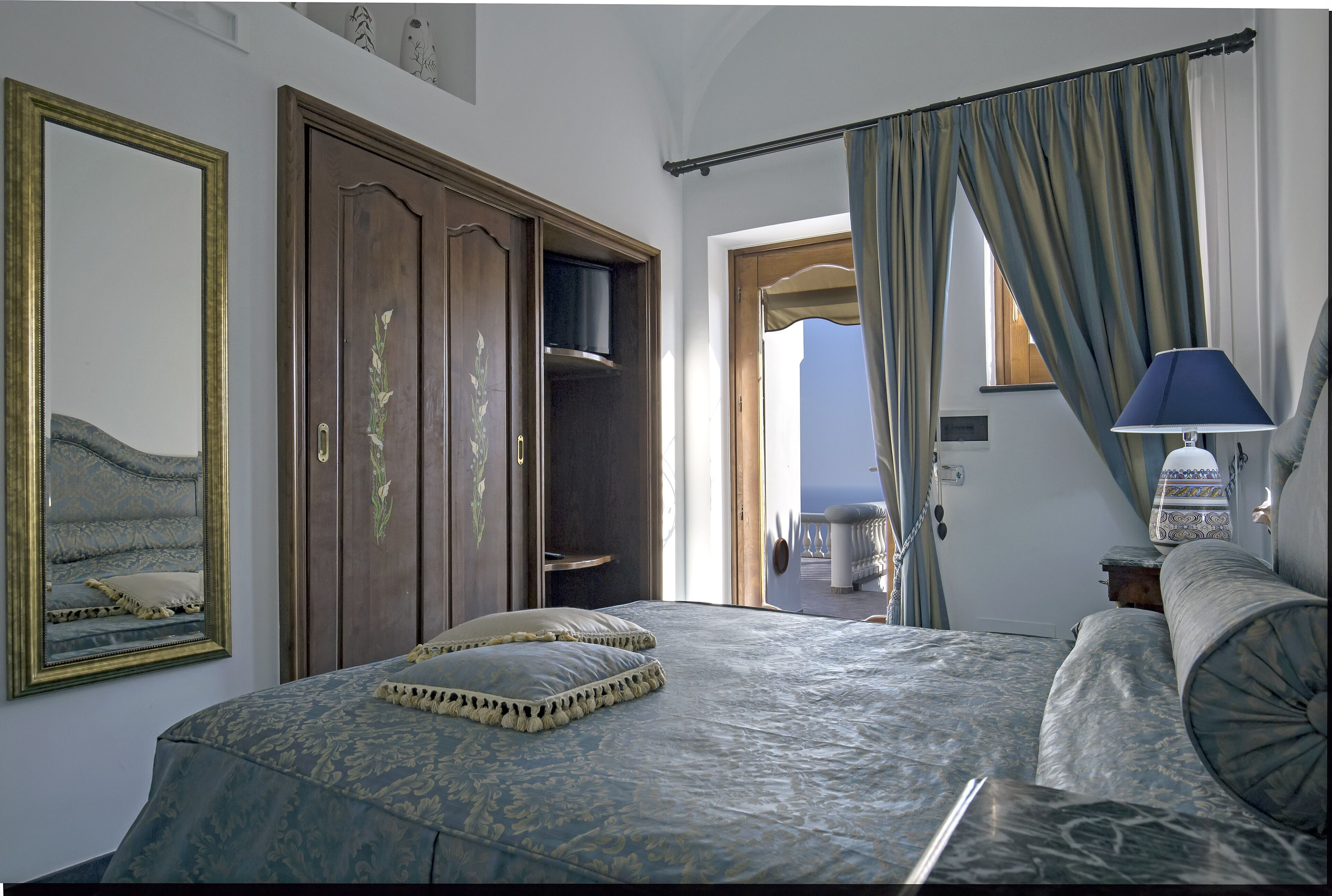 7 chambres, coffres-forts dans les chambres, bureau