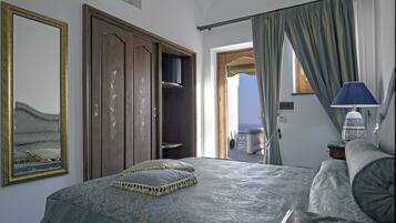 7 chambres, coffres-forts dans les chambres, bureau