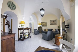 TV, DVD player, books, stereo