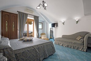 7 soveværelser, pengeskab på værelset, skrivebord, strygejern/strygebræt