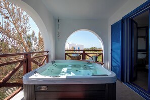 Outdoor spa tub - Blue Sea Villa in Gennadi (Gennadi)