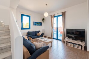 Smart TV, DVD player, books, video library - Blue Sea Villa up to 5 (Gennadi)