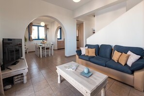 Smart TV, DVD player, books, video library - Blue Sea Villa in Gennadi (Gennadi)