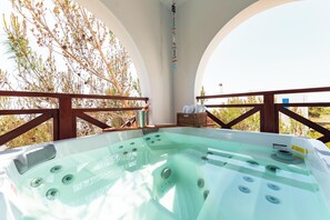 Outdoor spa tub - Blue Sea Villa in Gennadi (Gennadi)