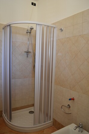 Regadera, secadora de cabello, bidet, toallas
